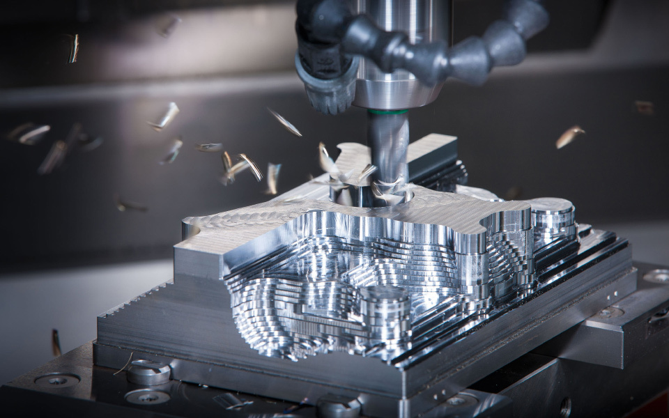 Фрезерование металла на заказ. Фото работающей фрезы и заготовки