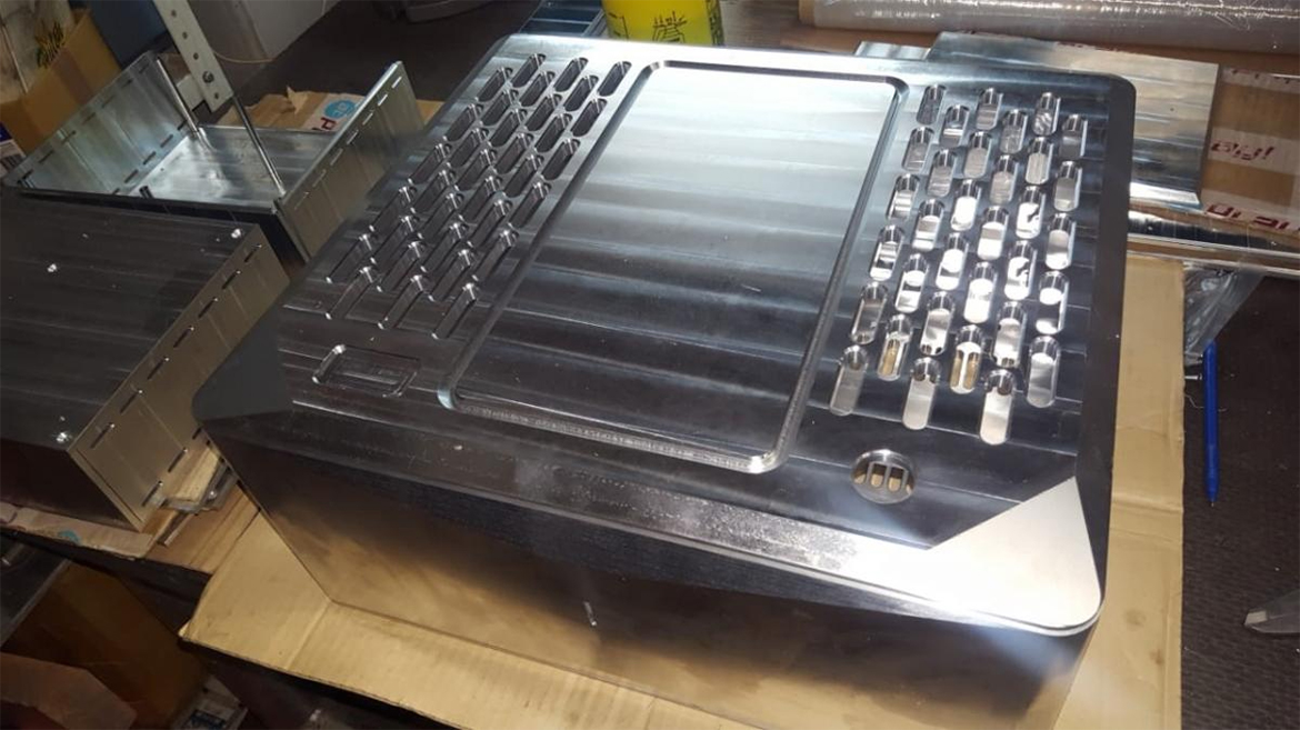 Корпуса для РЭА в большинстве случаев фрезеруем из алюминия. Средний вес «пустого» корпуса усилителя от 10 до 30 кг.